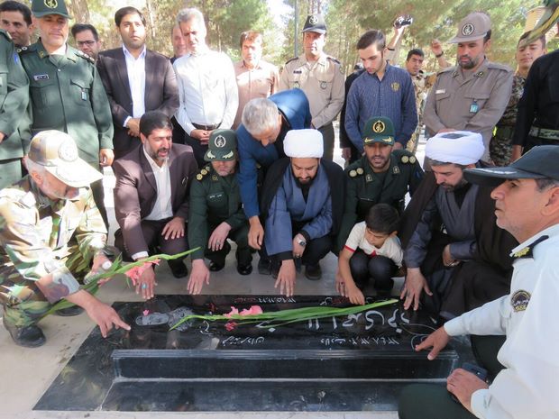 غبار روبی مزار شهدا در اسلام آبادغرب+تصاویر