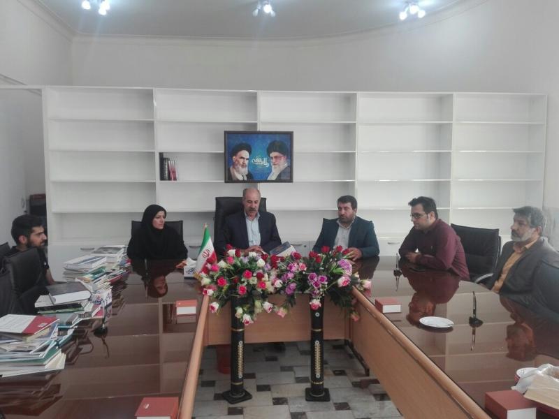 اهدای ١٥٠ جلد کتاب به کتابخانه شورای شهر اسلام آبادغرب اهدای ١٥٠ جلد کتاب به کتابخانه شورای شهر اسلام آبادغرب