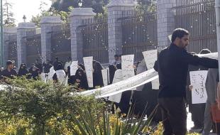 تجمع دانشجویان مقابل مجلس در اعتراض به تصویب"FATF"