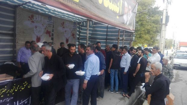 تصاویری از پذیرائی زوار اربعین در موکب مدافعان حرم شهر حمیل