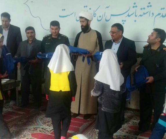 اهدای بسته های لوازم التحریر به دانش آموزان بی بضاعت در اسلام آبادغرب