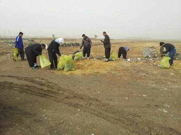 پاکسازی مسیر زوار اربعین از زباله‌ها در اسلام آبادغرب