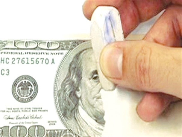 گره زدن اقتصاد کشور به دلار صحیح نیست/ طرح حذف دلار کمک شایانی به اقتصاد می کند/ لزوم تقویت دیپلماسی برای مراوده با ارز سایر کشورها در مبادلات اقتصادی