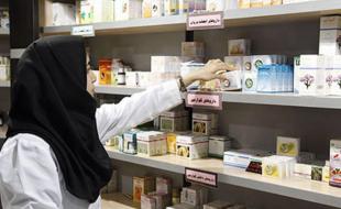 بیمارستان‌ها موظف به خرید از داروهای تولید داخل هستند /مشکل کمبود دارو نداریم 