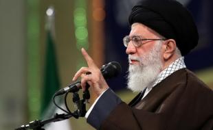 اگر روحیه جهاد و شهادت گسترش یابد گرایش به شرق و غرب رخت برخواهد بست