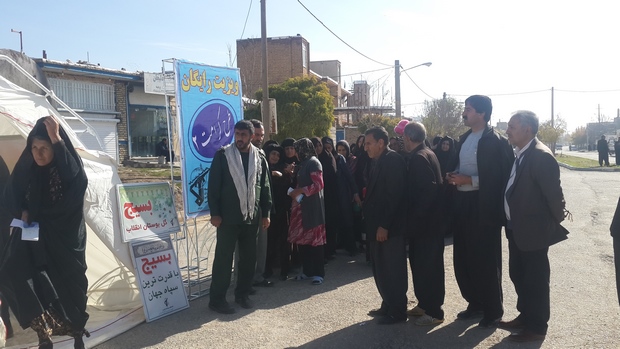 ارائه ویزیت و داروی رایگان در محلات محروم اسلام آبادغرب/ اردوی جهادی شهید زمانی