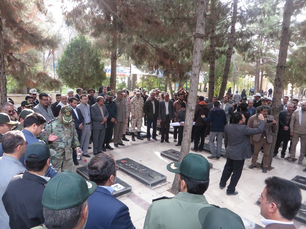 غبار روبی و عطرافشانی مزار شهدا در اسلام آبادغرب+ تصاویر غبار روبی و عطرافشانی مزار شهدا در اسلام آبادغرب+ تصاویر