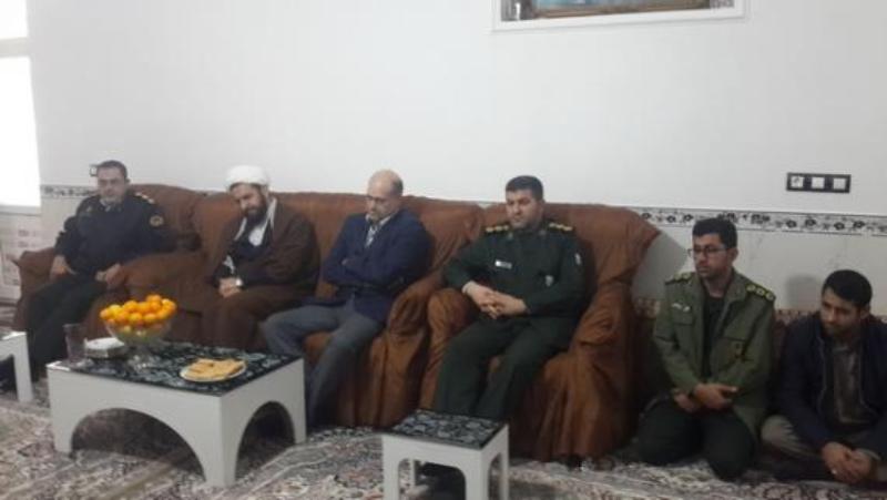 دیدار مسئولین اسلام آبادغرب با خانواده شهدای بسیجی+تصاویر