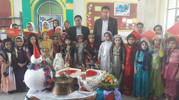 شور ونشاط در جشن یلدا با شعار «جشن تغییر فصل، جشن تغییره چهره آموزش» در مدارس ابتدایی اسلام آبادغرب+تصاویر