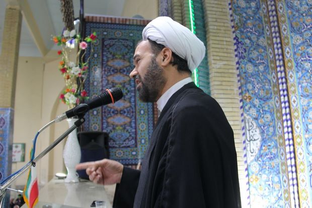 در بازی های سیاسی اصل خدمات نظام فراموش می شود/حماسه 9دی درس بزرگی به ما داد