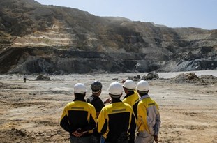 کشف سنگ‌های میلیاردی در اسلام آبادغرب و دالاهو