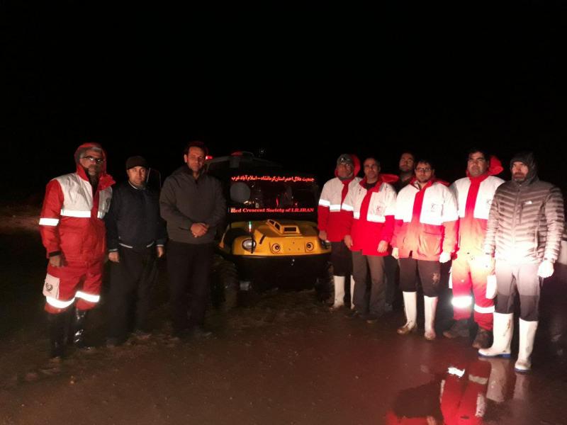 نجات دو کارگر محاصره شده در سیلاب توسط امدادگران هلال احمراسلام آبادغرب نجات دو کارگر محاصره شده در سیلاب توسط امدادگران هلال احمراسلام آبادغرب