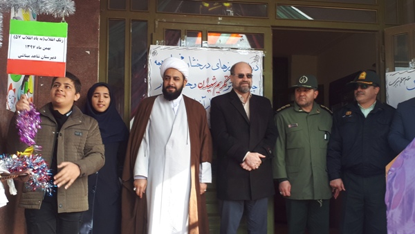 نواختن زنگ انقلاب در مدارس اسلام آبادغرب+تصاویر نواختن زنگ انقلاب در مدارس اسلام آبادغرب+تصاویر