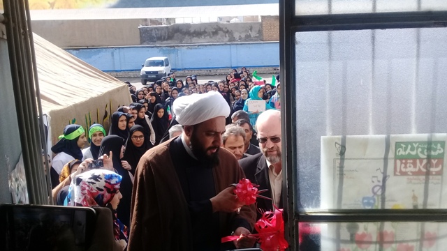 برگزاری نمایشگاه انقلاب در دبیرستان فاطمه الزهرا(س) اسلام آبادغرب+ تصاویر