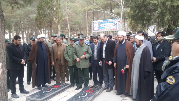 غبارروبی و عطرافشانی مزار شهدا در اسلام آبادغرب+تصاویر