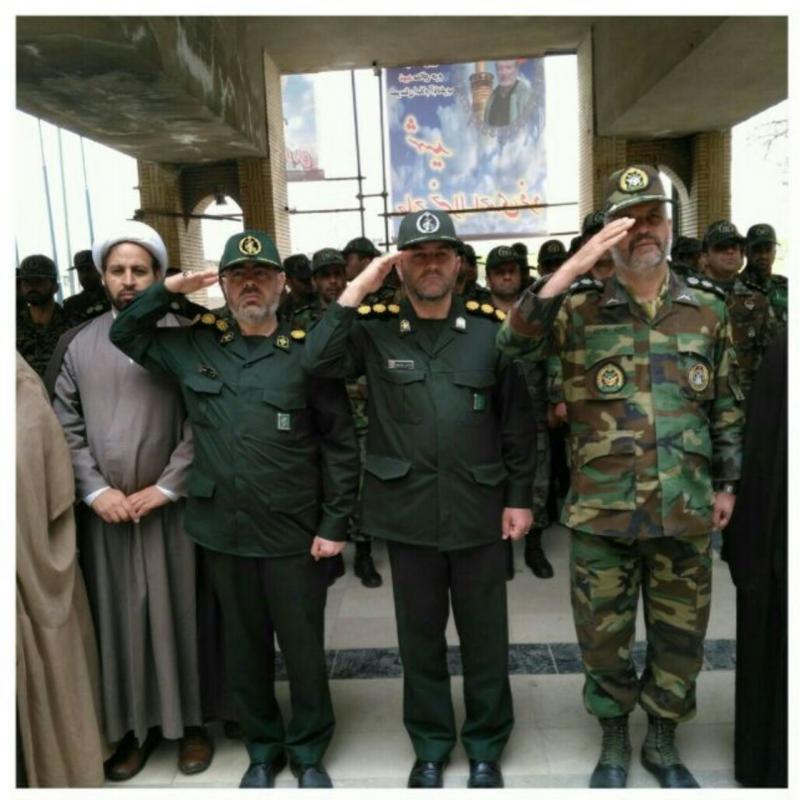 غبارروبی و عطرافشانی مزار شهدا در اسلام آبادغرب به مناسبت روز ارتش غبارروبی و عطرافشانی مزار شهدا در اسلام آبادغرب به مناسبت روز ارتش