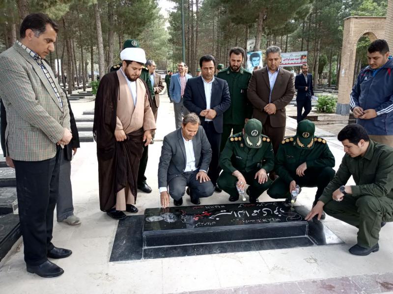 غبار روبی و عطر افشانی مزار شهدا توسط پرسنل سپاه پاسداران و فرهنگیان به مناسبت هفته عقیدتی سیاسی و روز معلم غبار روبی و عطر افشانی مزار شهدا توسط پرسنل سپاه پاسداران و فرهنگیان به مناسبت هفته عقیدتی سیاسی و روز معلم