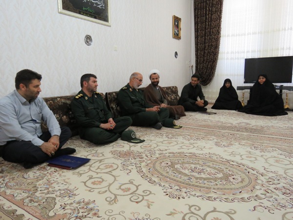 دیدارمسئولین استانی وشهرستان با خانواده شهدا در اسلام آبادغرب+تصاویر