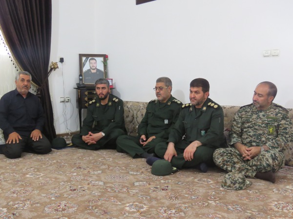 دیدار جانشین فرماندهی سپاه حضرت نبی اکرم(ص) با خانواده شهدا در اسلام آبادغرب+عکس