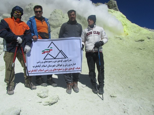 صعود فرهنگیان اسلام آبادی به قله دماوند به مناسبت عید غدیر
