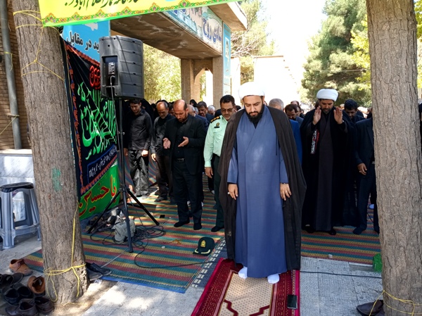 اقامه نماز باشکوه ظهر عاشورا در اسلام آبادغرب+تصاویر