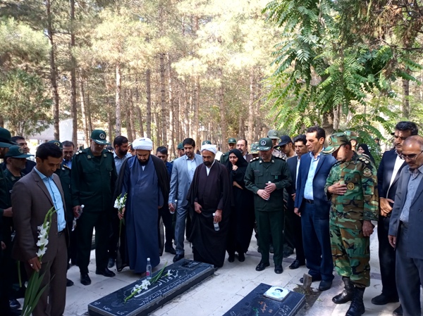 آیین غبار روبی و عطر افشانی مزار شهدای اسلام آبادغرب+تصاویر آیین غبار روبی و عطر افشانی مزار شهدای اسلام آبادغرب+تصاویر