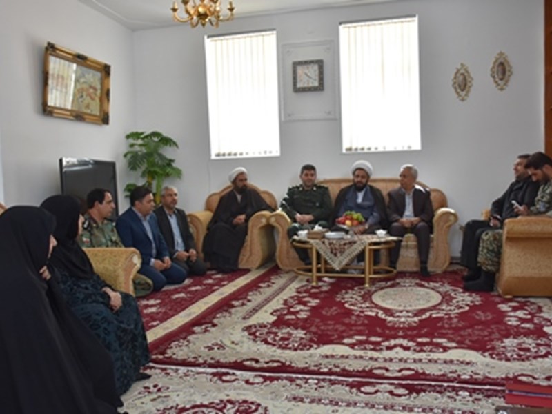 ديدار و سركشي از خانواده معظم شهدا بمناسبت هفته دفاع مقدس در اسلام آبادغرب+تصاویر