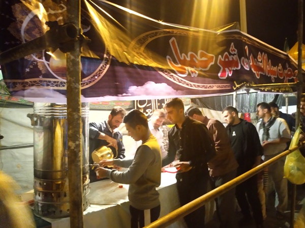 استقبال گرم از زوار اربعین در شهرستان اسلام آبادغرب/توزیع روزانه 7هزار پرس غذای گرم در حمیل