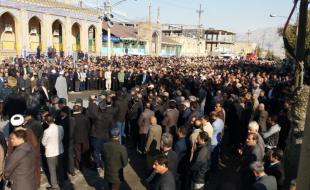 تشییع پیکر افسر شهید ناجا در کرمانشاه با شعارهای انقلابی مردم علیه منافقین