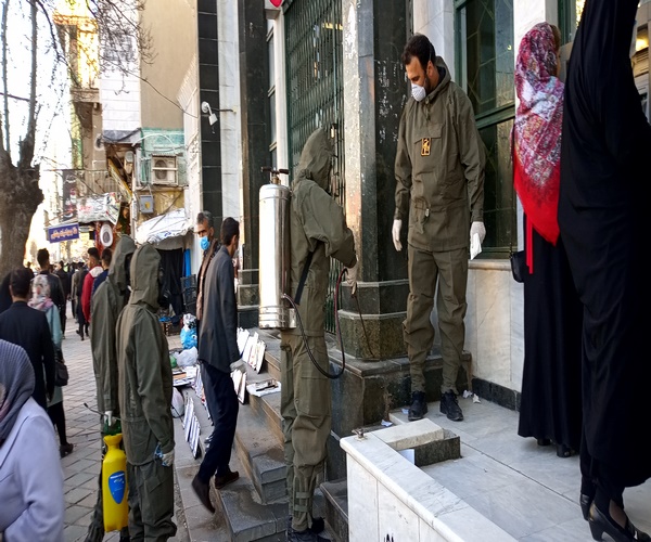 ضدعفونی و گندزدایی معابر عمومی و فضاهای شهری اسلام آبادغرب توسط نیروهای سپاه اسلام آبادغرب+تصاویر