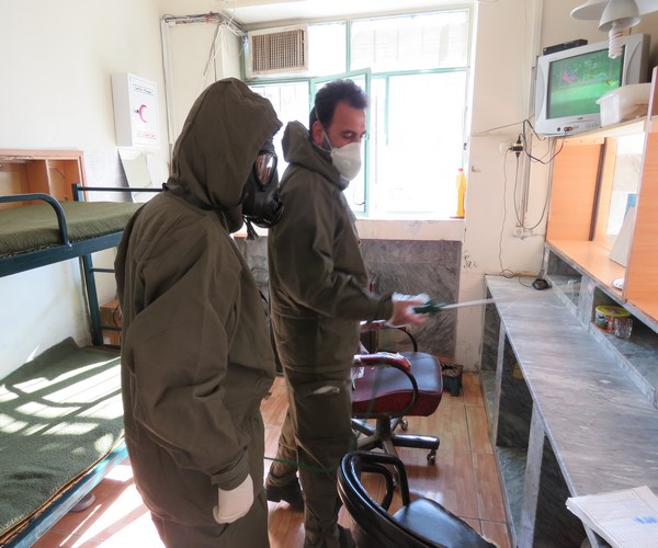 ضدعفونی معابر و اماکن عمومی شهر اسلام آبادغرب  با کمک نیروهای سپاه+تصاویر