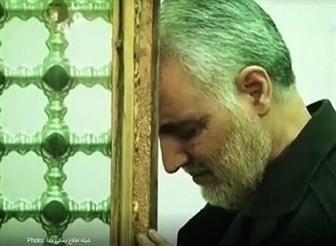 فیلم/تصاویر کمتر دیده شده از حاج قاسم سلیمانی در حرم مطهر رضوی