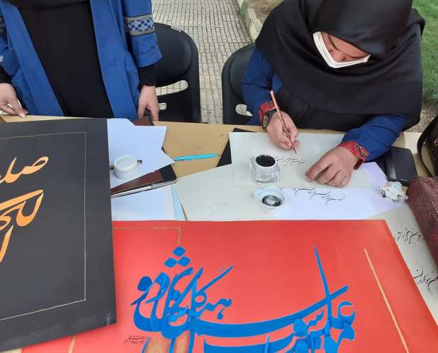 زنده نویسی خوشنویسی به مناسبت ایام محرم در اسلام آبادغرب+تصاویر