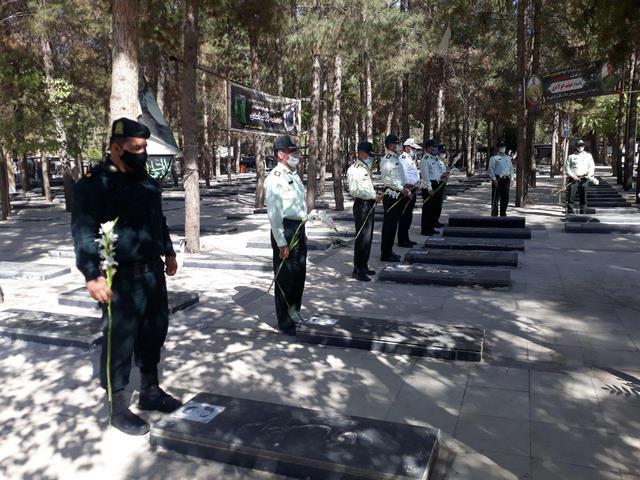 غبار روبی مزار شهدا توسط فرماندهی و پرسنل انتظامی اسلام آبادغرب+تصاویر