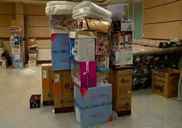 اهدای کمک ‌هزینه خرید جهیزیه به نوعروس تحت حمایت توسط خیر اسلام آبادی