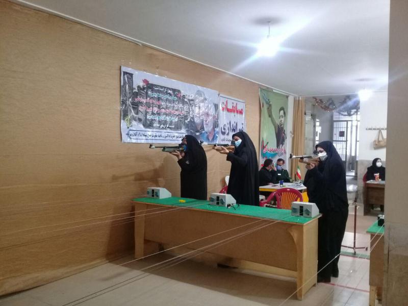 مسابقات تیراندازی بانوان بسیجی در اسلام آبادغرب برگزار شد