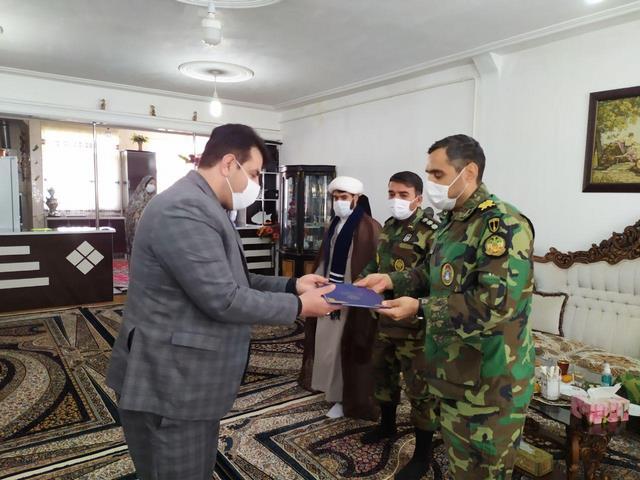 دیدار فرمانده قرارگاه عملیاتی لشکر 81 ارتش با خانواده شهدا در اسلام آبادغرب