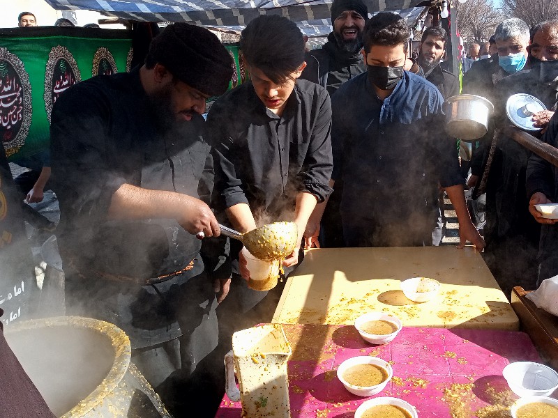 توزیع 9 هزار پرس غذای گرم در ایام فاطمیه اسلام آبادغرب+تصاویر