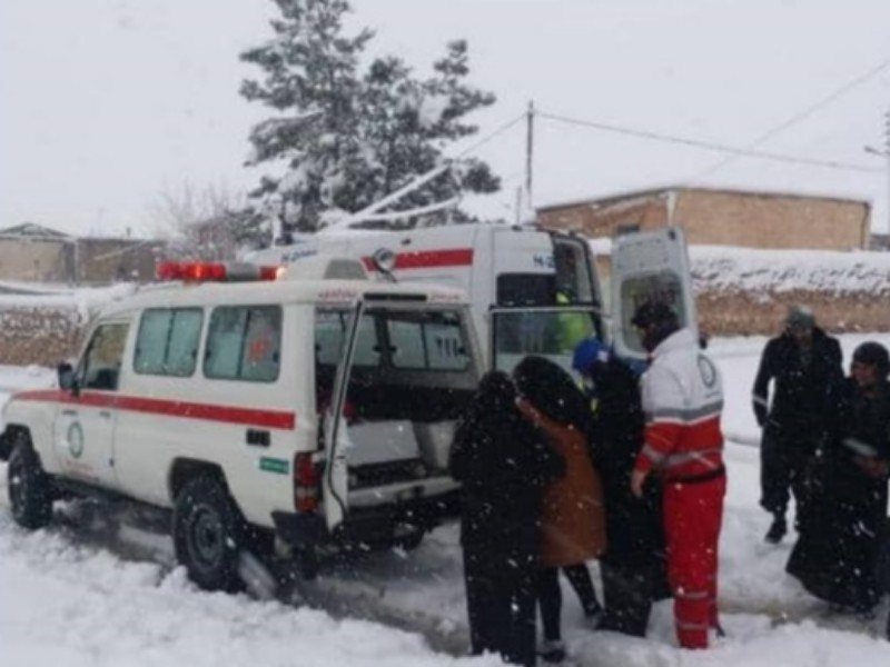 امدادرسانی به مادر باردار در برف و کولاک اسلام آبادغرب