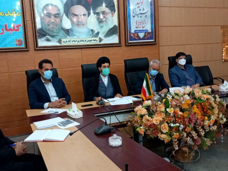 نخبگان با احساس مسئولیت بیشتر در جامعه رسالت خود را بعنوان الگو ایفا نمایند/محوریت کارهای فرهنگی و اجتماعی در مساجد گذاشته شده است