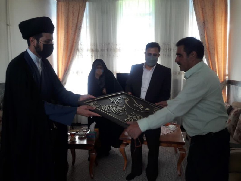 دیدار با خانواده معظم شهدای شهرستان و غبارروبی مزار شهدای اسلام آبادغرب+تصاویر