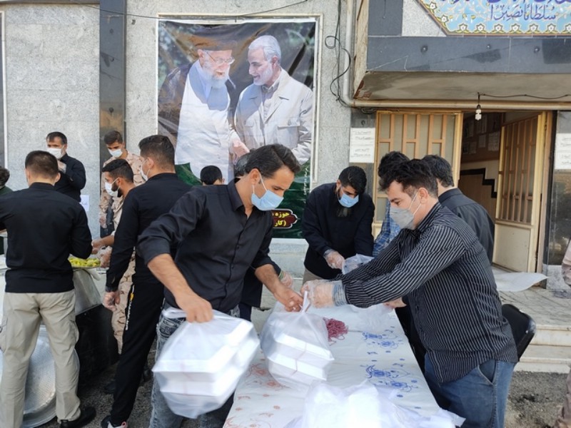 توزیع 1200پرس غذای گرم توسط سپاه اسلام آبادغرب در بین نیازمندان و عاشقان حضرت اباعبدالله الحسین(ع)