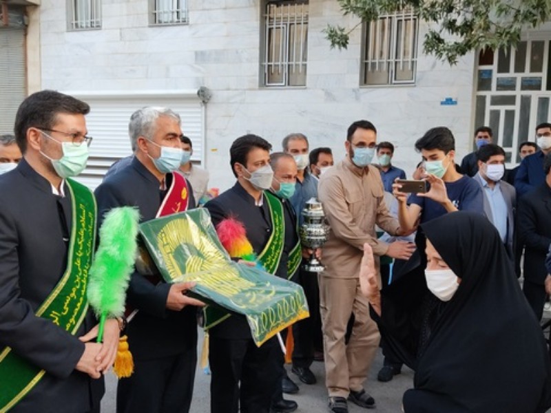 استقبال خانواده شهدا و مردم اسلام آبادغرب از خدام و پرچم حرم امام رضا(ع)+فیلم و عکس