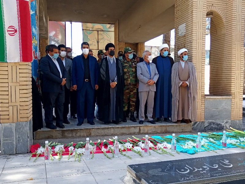 غبارروبی و گلباران مزار شهدای اسلام آبادغرب+تصاویر