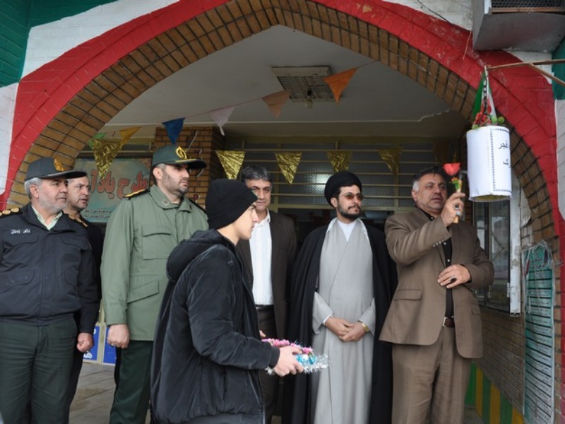 نواختن «زنگ انقلاب» در مدارس اسلام آبادغرب+تصاویر