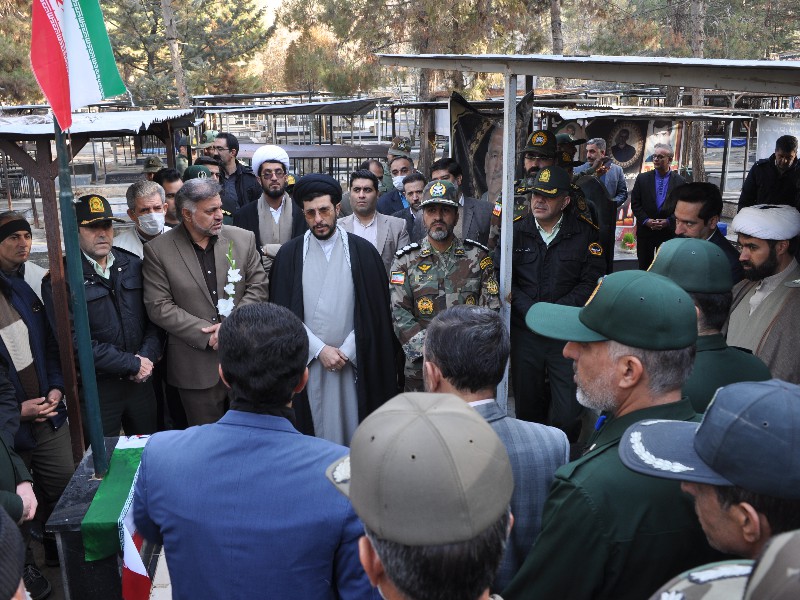 غبارروبی و عطرافشانی مزار شهدای اسلام آبادغرب به مناسبت دهه فجر+تصاویر