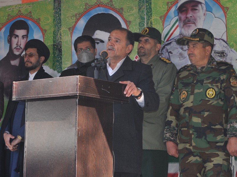 خدمت به مردم در رأس همه کارها قرار دارد/مدیریت عرصه نوکری به مردم است، کسی که توان خدمت به مردم را  ندارد صندلی را خالی کند