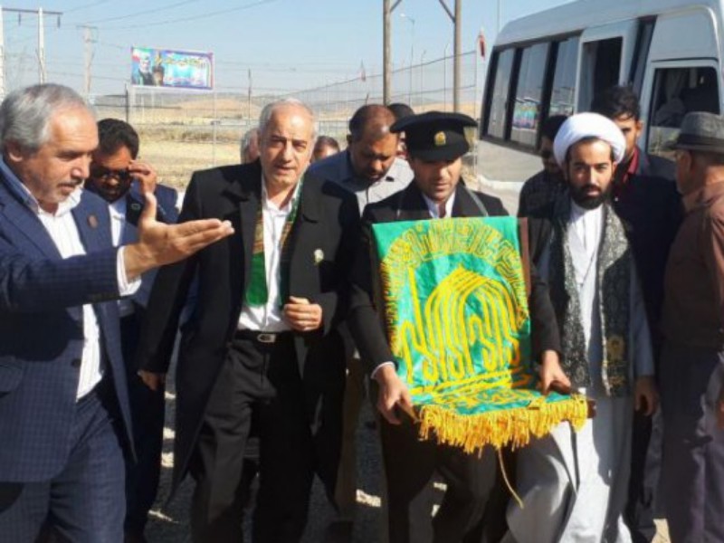 پرچم متبرک بارگاه امام رضا(ع) وارد اسلام آبادغرب می شود