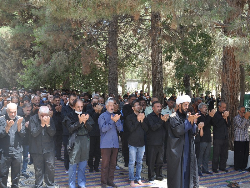 اقامه نماز ظهر عاشورا در اسلام آبادغرب+تصاویر