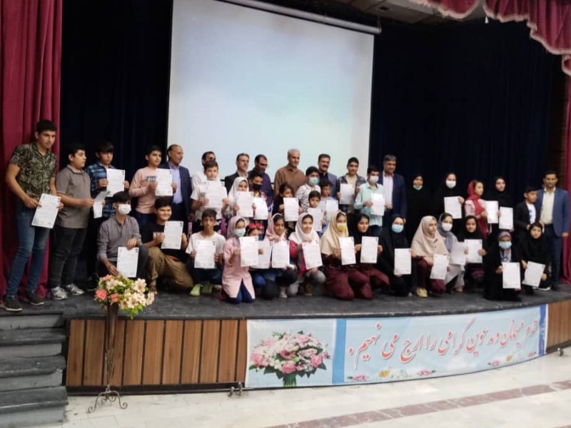 تجلیل از دانش آموزان ممتاز شاهد و ایثارگر در اسلام آبادغرب